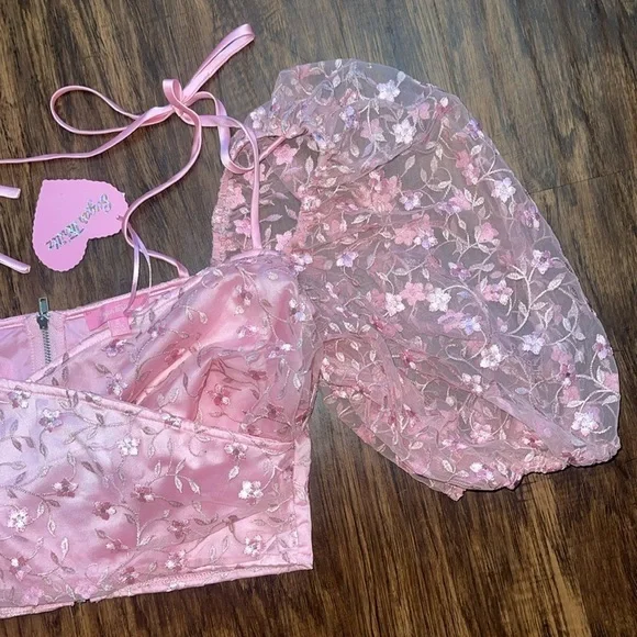NWT Sugar Thrillz/Dolls Kill pink puff sleeves embroidered floral crop top small - Picture 5 of 11